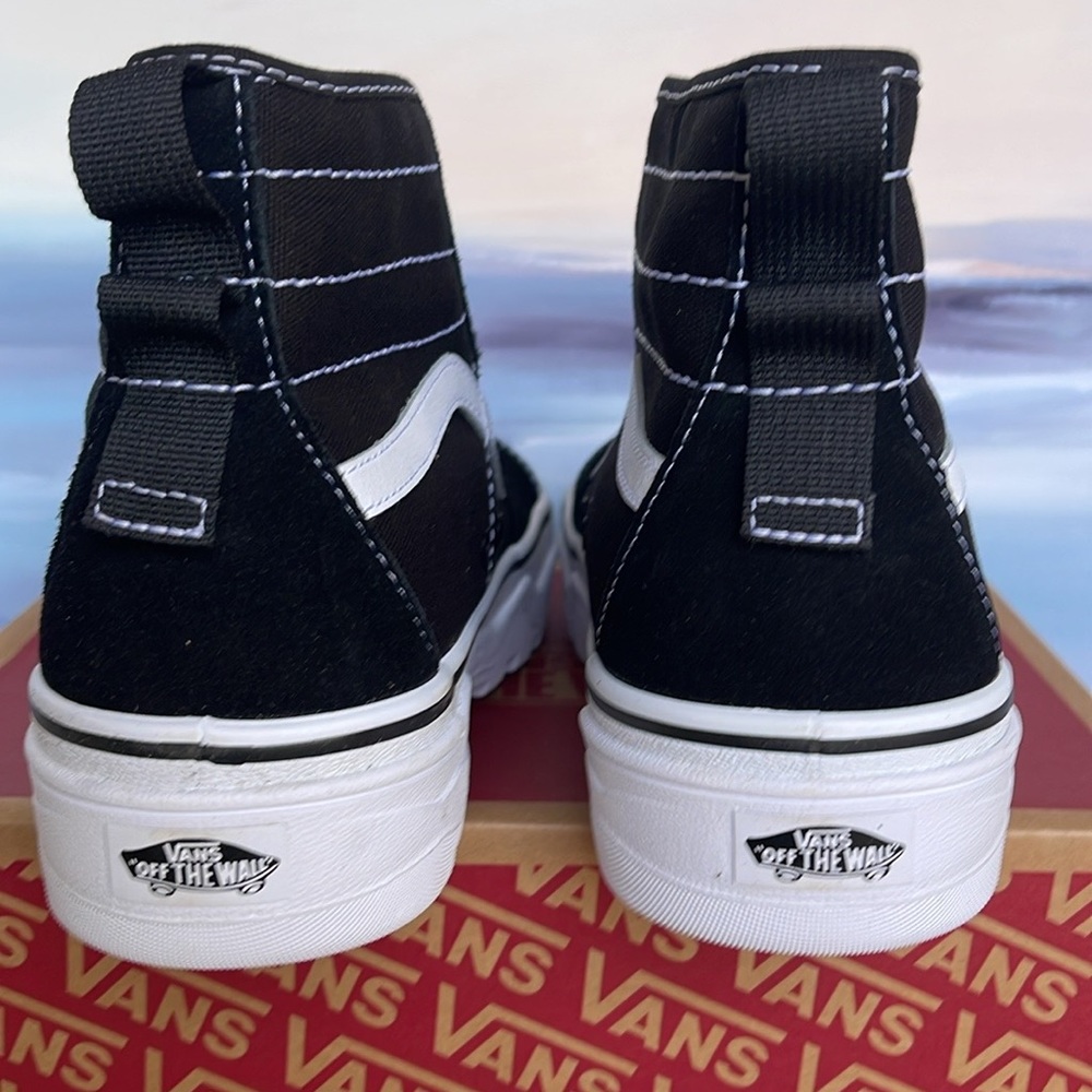 Vans Men’s Sentry Sk8-Hi
Black/White
VN0A5KY5BA2
Sneakers - Picture 10 of 16